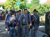 2003KAP18 Een groep personen in oude militaire uniformen in de optocht tijdens de Wemeldingedag