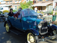 2003KAP20 Een oldtimer in de optocht tijdens de Wemeldingedag