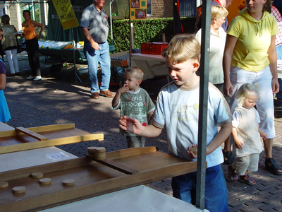 2003KAP22 Kinderspelen (sjoelen) tijdens de Schoorse herfstmarkt te Schore
