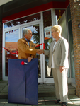 2004KAP35 Burgemeester S. Kramer opent het gerenoveerde dorpshuis en tevens de Schoorse herfstmarkt te Schore