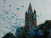 2005KAP1 Het oplaten van ballonnen bij de Nederlandse Hervormde kerk te Kapelle tijdens de Kapelsedag