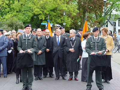 2005KAP16 Aanvang van de stille tocht ter gelegenheid van de herdenking op de Franse militaire begraafplaats te ...