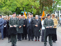 2005KAP16 Aanvang van de stille tocht ter gelegenheid van de herdenking op de Franse militaire begraafplaats te ...