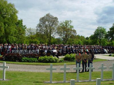 2005KAP19 Publieke tribune tijdens de herdenking op de Franse militaire begraafplaats te Kapelle