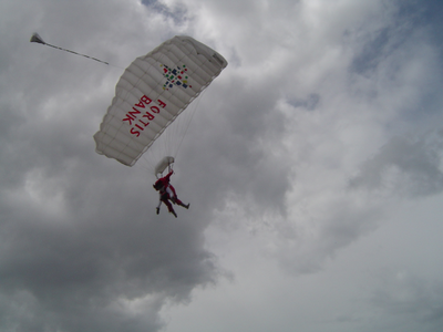 2006KAP12 Parachutisten tijdens de openings van bedrijventerrein Smokkelhoek te Kapelle