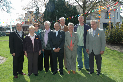 2006KAP19 De burgemeester van Kapelle met de gedecoreerden uit de gemeente Kapelle in de tuin van de Nederlandse ...
