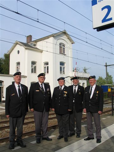 2006KAP7 Voor de herdenking van de Tweede Wereldoorlog uitgenodigde veteranen op het station van Kapelle-Biezelinge