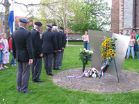 2006KAP8 Herdenking van de Tweede Wereldoorlog bij het oorlogsmonument op het Kerkplein te Kapelle