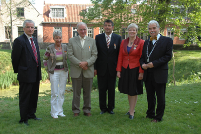 2007KAP17 Burgemeester S. Kramer (rechts) met de koninklijk onderscheiden personen uit de gemeente Kapelle. V.l.n.r. ...