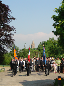 2008KAP13 Stille tocht naar de herdenking op de Franse militaire begraafplaats te Kapelle