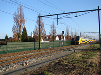 2008KAP18 De spoorbaan met geluidsscherm langs de Stationsstraat te Kapelle