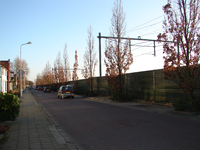 2008KAP19 Het geluidsscherm langs de spoorbaan aan de Stationsstraat te Kapelle