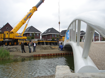 2008KAP4 Plaatsing van een brug over een waterpartij aan de Korenbloem in de wijk Overtieringe te Kapelle