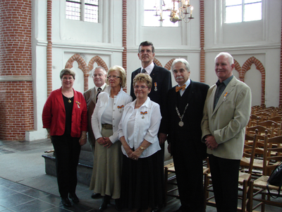 2008KAP8 Burgemeester S. Kramer met de koninklijk onderscheiden personen uit de gemeente Kapelle. V.l.n.r.: C. de ...