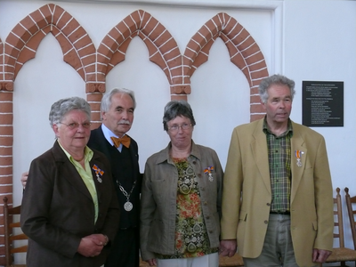 2009KAP6 Burgemeester S. Kramer met de koninklijk onderscheiden personen uit de gemeente Kapelle. V.l.n.r.: N.M. ...
