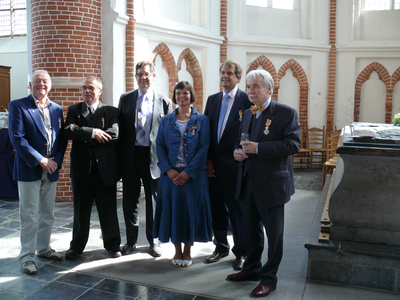 2010KAP38 De koninklijk onderscheiding personen uit de gemeente Kapelle. V.l.n.r.: J. van der Weijde, L.M. Slabbekoorn, ...