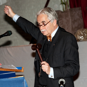2010KAP49 Burgemeester S. Kramer van de gemeente Kapelle hanteert voor het laatst de burgemeestershamer tijdens zijn ...