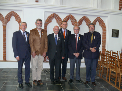 2011KAP23 Burgemeester A.B. Stapelkamp met de koninklijk onderscheiden personen uit de gemeente Kapelle. V.l.n.r.: J. ...