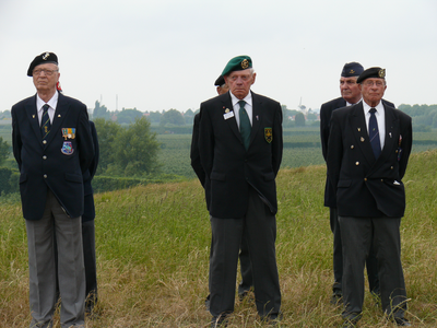 2011KAP29 Veteranen tijdens de herdenking bij het oorlogsmonument bij de Postbrug te Kapelle