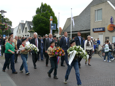 2011KAP38 Stille tocht naar de begraafplaats tijdens de herdenking op de Franse militaire begraafplaats te Kapelle