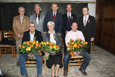 2012KAP1 Burgemeester A.B. Stapelkamp met de koninklijk onderscheiden personen uit de gemeente Kapelle. Voorste rij ...