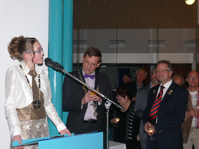2013KAP1 Burgemeester A.B. Stapelkamp luistert naar de toespraak van kinderburgemeester Leanne Koppejan tijdens de ...