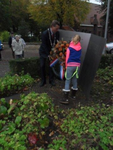 2013KAP18 Kranslegging door burgemeester A. Stapelkamp tijdens de dodenherdenking bij het oorlogsmonument op het Nieuwe ...