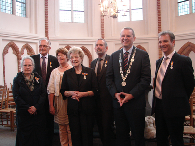 2013KAP5 Burgemeester A. Stapelkamp met de koninklijk onderscheiden personen uit de gemeente Kapelle. V.l.n.r.: F.M. ...