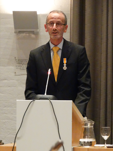 2014KAP1 C. Toorenaar koninklijk onderscheiden bij zijn afscheid als gemeenteraadslid van Kapelle