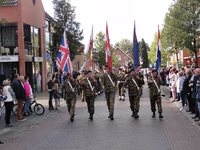 2014KAP10 Vaandeldragers in de bevrijdingsoptocht te Kapelle