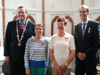 2014KAP6 Burgemeester A. Stapelkamp met de koninklijk onderscheiden personen uit de gemeente Kapelle. V.l.n.r. ...