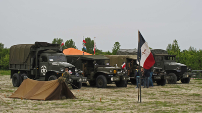 2015KAP21 Kampement van militairen en militaire voertuigen te Kapelle ter gelegenheid van het wandelevenement Franse ...