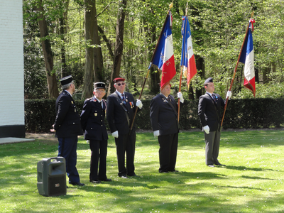 2016KAP12 Vaandeldragers tijdens de herdenking op het Nederlandse ereveld te Orry-la-Ville (Frankrijk)