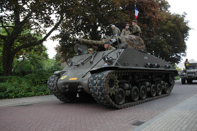 2018KAP13 Een tank tijdens het defilé in de straten van Kapelle tijdens de opening van de Frans Slag Mars
