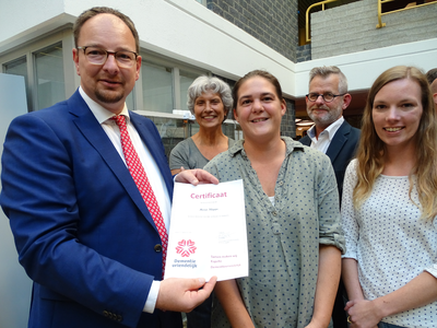 2018KAP3 M. Kleppe krijgt tijdens zijn afscheid in zorgcentrum Cederhof een certificaat overhandigd als meest ...