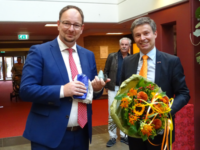2018KAP4 Burgemeester H. Hieltjes overhandigt een cadeau aan M. Kleppe tijdens diens afscheid als wethouder van Kapelle