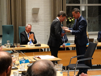 2018KAP52 Overdracht van de ambtsketen aan burgemeester H. Hieltjes door wethouder J. Herselman. Links de Commissaris ...