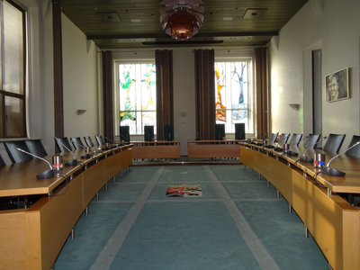 2018KAP8 De raadzaal in het gemeentehuis te Kapelle