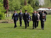 2019KAP17 Hoogwaardigheidsbekleders tijdens de dodenherdenking op weg naar het monument voor de Nederlandse ...