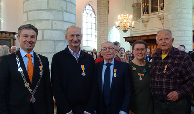 2019KAP2 Burgemeester H. Hieltjes met de koninklijk onderscheiden personen uit de gemeente Kapelle. V.l.n.r.: ...
