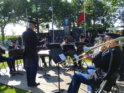 2019KAP9 Het orkest van de Koninklijke Marechaussee speelt koraalmuziek tijdens de herdenking op de Franse militaire ...