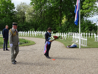 2020KAP12 Kranslegging door de ambassadeur van Frankrijk Luis Vassy tijdens de herdenking op de Franse begraafplaats te ...