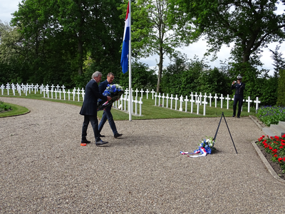 2020KAP13 Kranslegging door burgemeester Fons Naterop en gemeentesecretaris Arnold van den Berge tijdens de herdenking ...