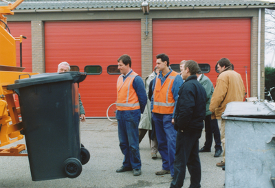 22-133 Officiële ingebruikstelling nieuwe vuilniswagen van de gemeente Kapelle. Demonstratie legen plastic afvalcontainer
