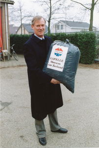 22-139 Officiële ingebruikstelling nieuwe vuilniswagen van de gemeente Kapelle. Wethouder G.E.M.M. de Maat