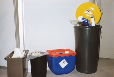 23-198 Verschillende verzamelboxen voor chemisch afval in de gemeente Kapelle