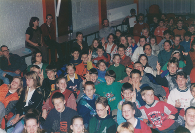 23-32 Officiële opening van het Fruitteeltmuseum te Kapelle. Kapelse schoolkinderen kijken in de De Vroone naar het ...