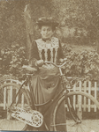 24-194 Cornelia Daane (1871-1948), echtgenote van Louwrus Lindenbergh Cnz met een fiets