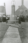 24-22 Viering van het 25-jarig ambtsjubileum van burgemeester Foort Wabeke van Wemeldinge. Het onthulde monument op De Loo