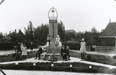 24-38 Het burgemeester Foort Wabeke monument op de hoek Dorpsstraat/Wemeldingse Zandweg, onthuld op 2 maart 1928. Later ...